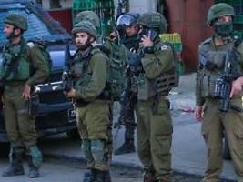 israels militär umzingelte haus: drei tote und 67 verletzte bei razzia in nablus