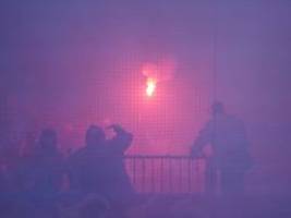 fans schießen raketen im stadion: ausschreitungen überschatten spiel auf st. pauli