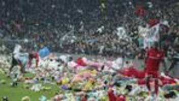 türkei: fans von besiktas istanbul erinnern an erdbebenopfer