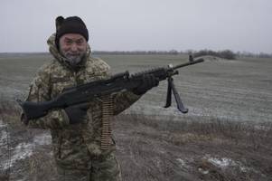 warum der ukrainische professor schaloba seine maschinenpistole immer dabei hat