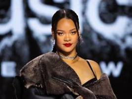 Süße Fotos vom Sohnemann: Schwangere Rihanna schwelgt im Familienglück