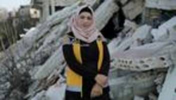 erdbeben in syrien: junge syrerin hilft bei der rettung verschütteter