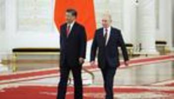 Xi Jinping bei Wladimir Putin: Inszenierte Freundschaft mit klarer Hierarchie