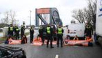 Protest: Aktivisten blockieren Verkehr auf Elbbrücken stadteinwärts