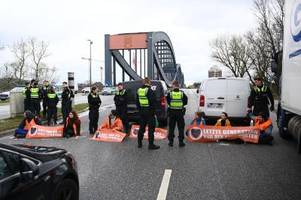Aktivisten blockieren Verkehr auf Elbbrücken stadteinwärts