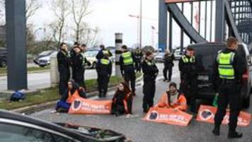 Aktivisten der Letzten Generation blockieren Elbbrücken in Hamburg