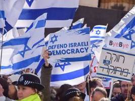 Interview mit Tom Segev: Israel muss vor sich selbst gerettet werden