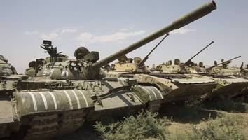 Kein Vergleich zum Leopard - Mit Uralt-Panzern offenbart Putin den  Zustand seiner Armee