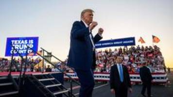 Wahlkampfveranstaltung: Trump beschimpft Ermittler heftig
