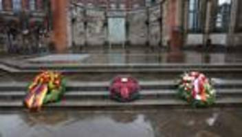 Gedenken: König Charles legt Kranz am Mahnmal St. Nikolai nieder