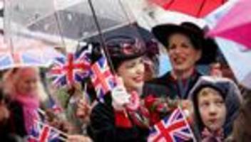 Monarchie: Charles und Camilla auf dem Rathausmarkt mit Jubel begrüßt