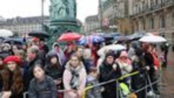 Staatsbesuch von König Charles III.: Tausende erwarten Charles in Hamburg