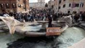 Letzte Generation: Aktivisten schütten schwarze Farbe in römischen Brunnen
