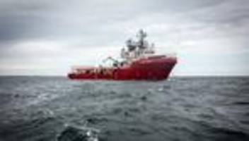 seenotrettung: besatzung der ocean viking rettet 92 geflüchtete im mittelmeer