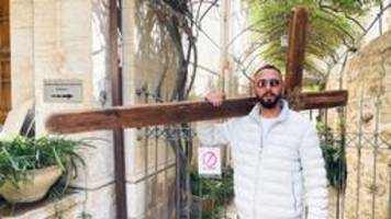 jerusalem: ein moslem verleiht kreuze an christen