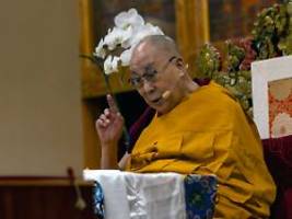 erst umarmung, dann ...: dalai lama entschuldigt sich für zungenspiel-aktion