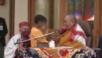 empörung über geistliches oberhaupt: dalai lama bittet nach kuss mit jungen um entschuldigung