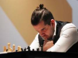 Extrem scharf und angespannt: Nepomnjaschtschi schnappt sich Führung bei Schach-WM