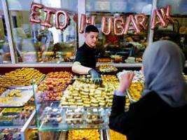 zuckerfest beginnt: muslime feiern ende des ramadan