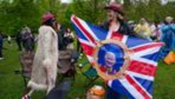 großbritannien: krönungsfeier für charles iii. geht mit festen und popkonzert weiter