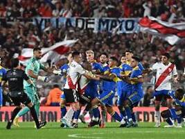 Massenschlägerei im Superclásico: Argentiniens wichtigstes Derby endet mit sieben Roten Karten