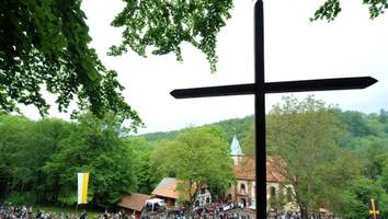 Bedeutung und Ursprung von Christi Himmelfahrt - Darum wird Jesus in Süddeutschland durch die Decke gehoben
