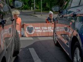 14 Straßenblockaden in Berlin: Klimaaktivisten kleben sich an Fahrzeugen fest
