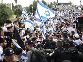 unter massivem polizeischutz: tausende ziehen bei flaggen-marsch durch jerusalem