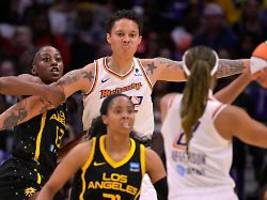 Angefeuert von Kamala Harris: Griner feiert WNBA-Comeback nach Haft in Russland