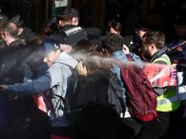 Polizei setzt Tränengas ein: Aktivisten misslingt Blockade der Total-Hauptversammlung