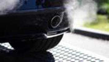 Kraftfahrtbundesamt: CO₂-Ausstoß von neuzugelassenen Autos gestiegen