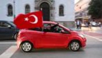 wahlen: autokorso und jubel: erdogans sympathisanten feiern