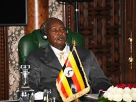 haft oder todesstrafe möglich: ugandas präsident unterschreibt anti-lgbtq-gesetz