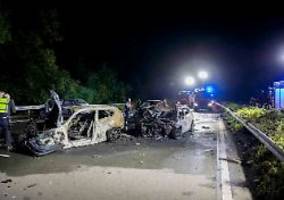 Mehrere Autos ausgebrannt: 17 Verletzte bei Unfall auf A43