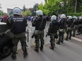 Kurz nach Kosovo-Ausschreitungen: Serben und KFOR-Soldaten stehen sich erneut gegenüber