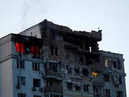 Massiver Angriff, ein Toter: Kiewer Hochhaus brennt nach Drohnenattacke