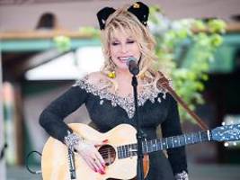 Damit hält sie insgesamt zehn: Dolly Parton knackt drei neue Weltrekorde