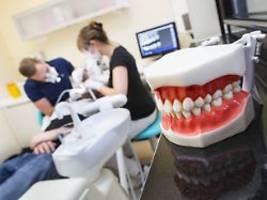 Gut Zähne putzen soll ausreichen: Krankenkassenchef möchte Zahnbehandlungen nicht mehr zahlen