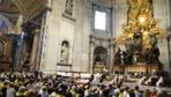 vatikan: mann steht nackt auf altar in petersdom – bußliturgie für schändung