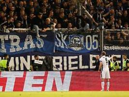 Bielefeld-Fans eskalieren: Heulender Fußballgott Klos verhindert Schreckliches