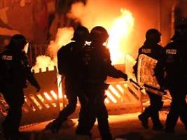 Gewalttätige Proteste befürchtet: Polizei kontrolliert Zufahrtswege nach Leipzig