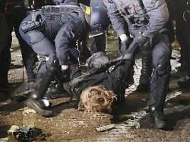 Schwere Krawalle in Leipzig: Polizei kesselt 1000 Demonstranten ein