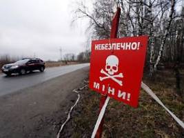 vorbereitung der gegenoffensive: ukrainische pioniere räumen nachts minen von hand