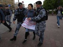 Zum Geburtstag des Putin-Gegners: Nawalny-Unterstützer demonstrieren und werden festgenommen