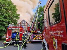 220 Feuerwehrleute im Einsatz: Feuer in Scheune auf Fielmann-Gut - ein Verletzter