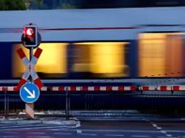 Kollision mit Regionalbahn: Autofahrer stirbt bei Zugunfall in Neumünster