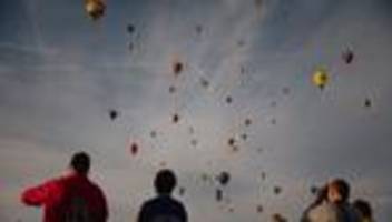 heißluftballons: bunte punkte über bonn: ballonfestival gestartet