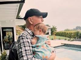 Erstes gemeinsames Foto: Bruce Willis hält Enkeltochter auf dem Arm