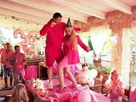 mit iris klein, mann & viel pink: daniela katzenberger feiert ihr tv-comeback