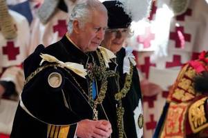 könig charles mit schottischen kronjuwelen geehrt
